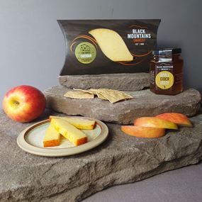 Cheddar with Paprika- Crackers-Apple 