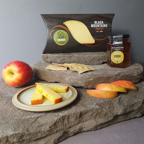 Cheddar with Paprika- Crackers-Apple